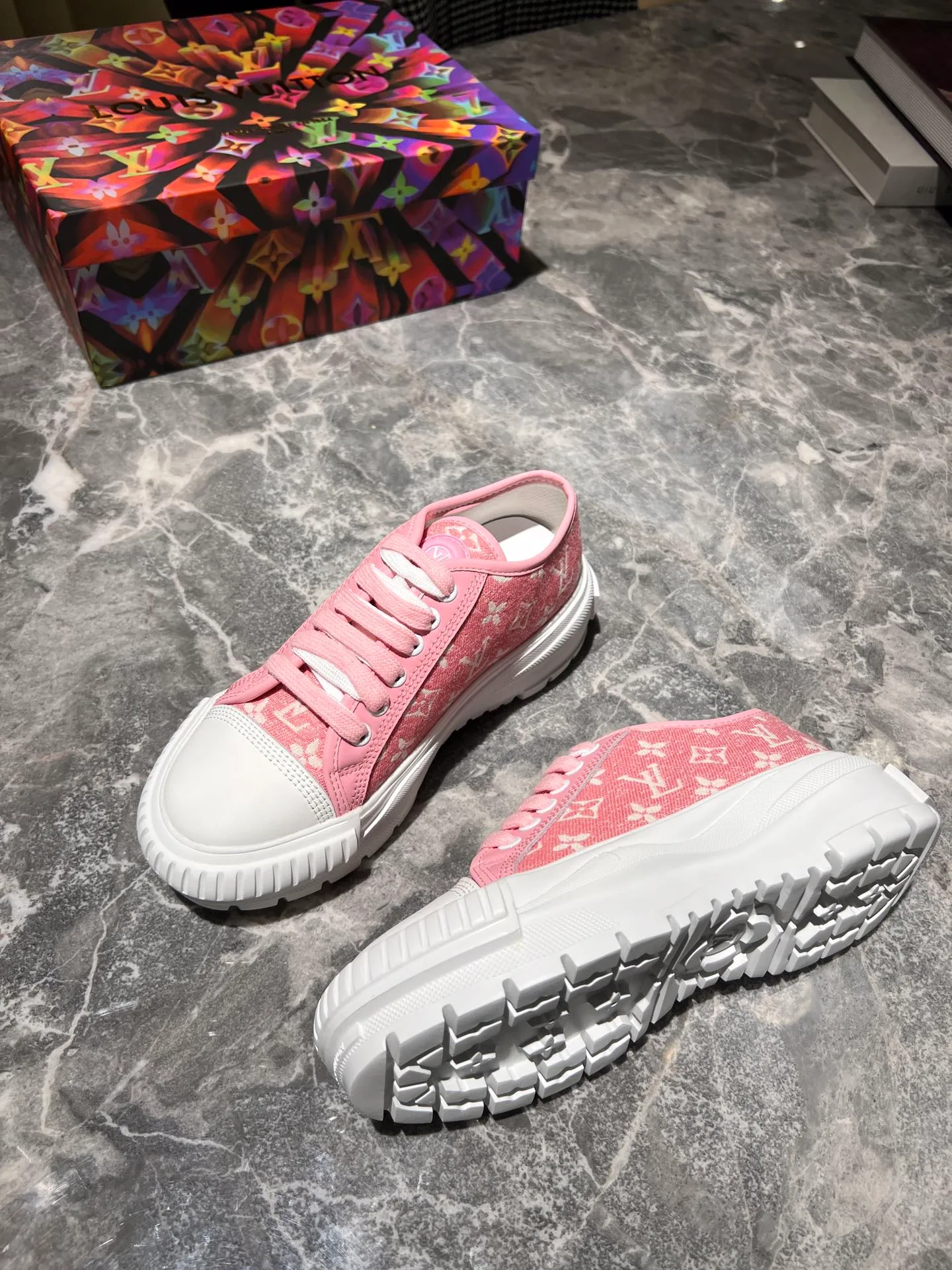👟👟Ex-factory price 440👟👟 This LV Squad sneaker is made of Monogram denim to stretch out the midsummer comfort. The same color leather outlines the edges, the rubber LV Circle logo embellishes the tongue, and the thick yet lightweight rubber outsole upgrades the comfort again. Yardage: 35-41.